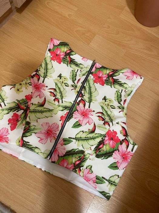 Top cu flori și fermoar