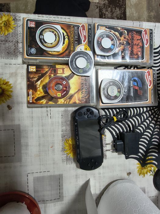Vând psp cu 5 jocuri