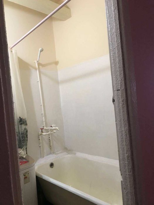 Уй сотилади кирпичныйда 4-етажли домни 2-етажида 2-хонали уй