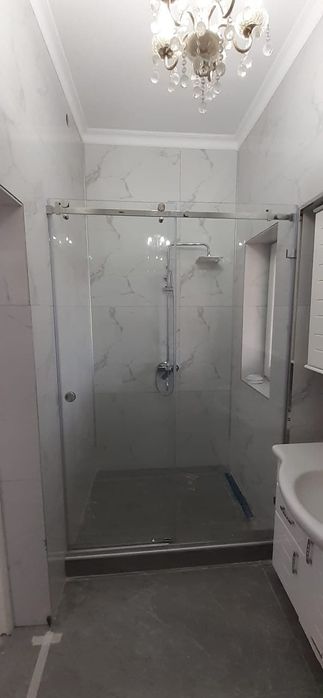 Стеклянные душевые кабинки