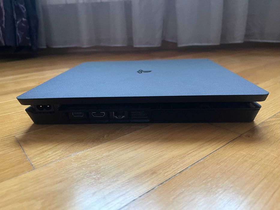 Playstation 4   + 2 контролера