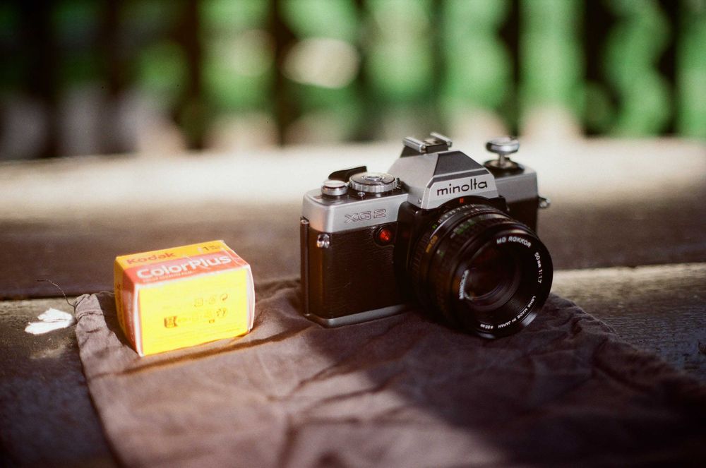 Vand aparat foto pe film Minlota XG9 cu obiectiv Minolta MD Rokkor 50mm 1.4 ( gen 2 ) blitz bonus, functional testat cu film SLR camera vintage