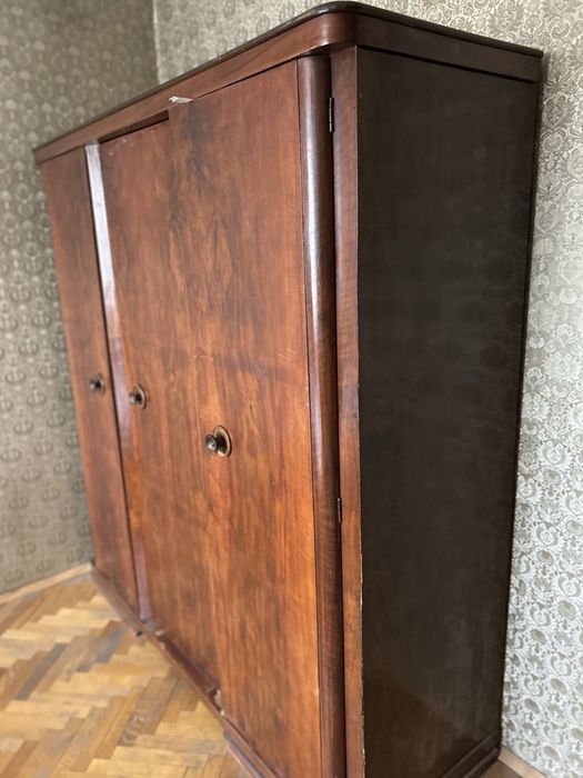 Антикварен трикрилен гардероб орех