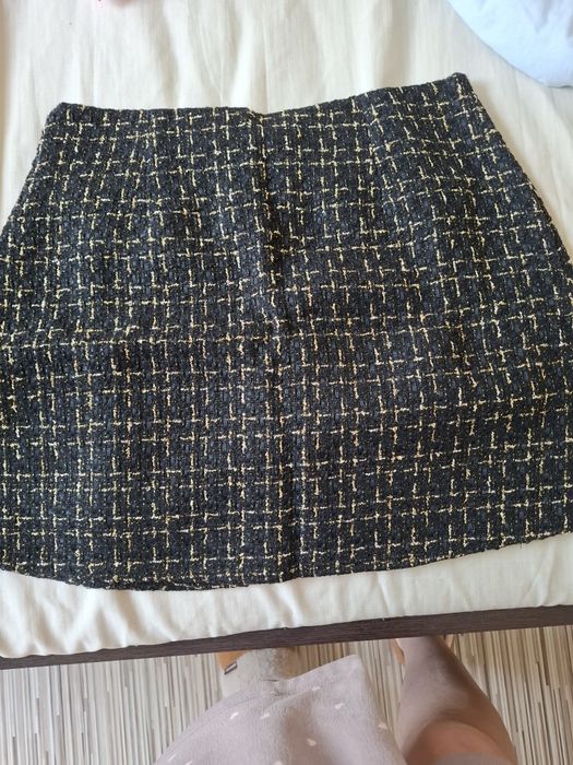 Пола със златни копчета