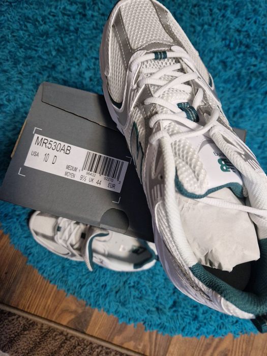 Adidași New Balance 44