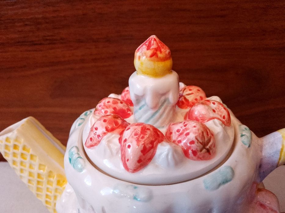 Два порцеланови чайника "Прасчо готвач" и"Торта"