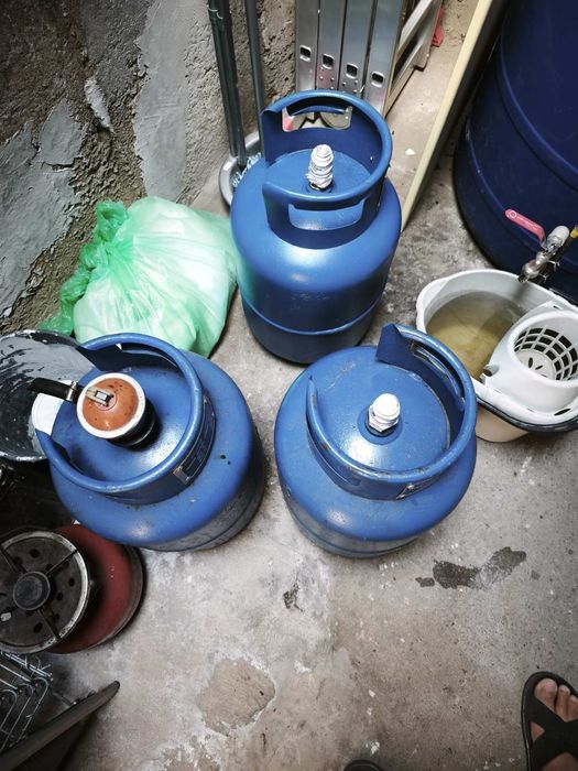 Продавам  3  газови бутилки 27 литра