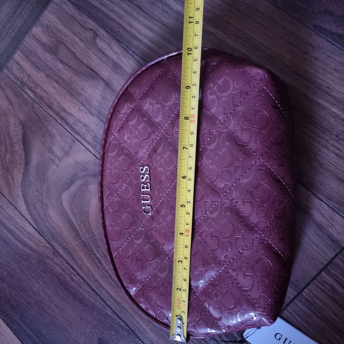 Guess чанта/несесер чисто нов