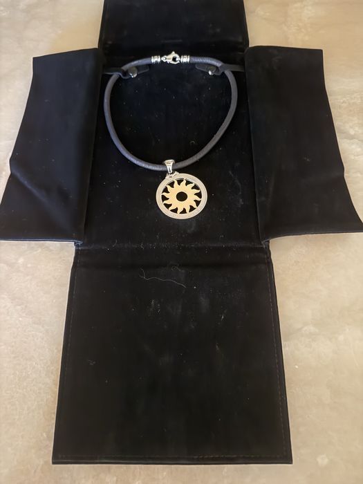 Bvlgari Sun Tondo оригинално колие, с кожена, оригинална каишка.