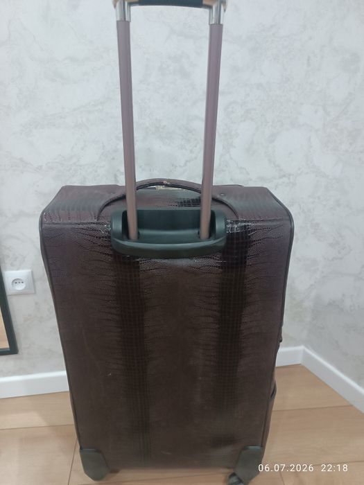 Продам чемодан.Срочно