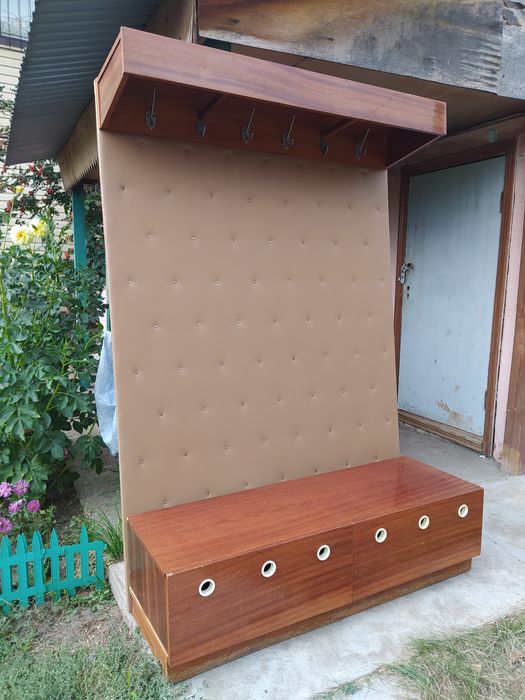 Прихожая вешалка