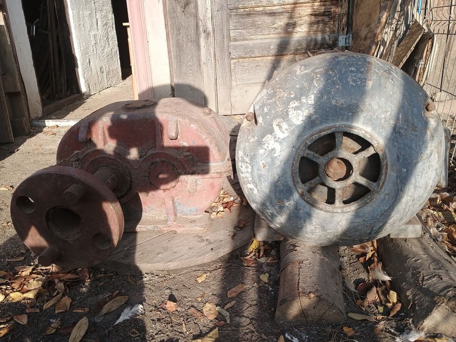 Vând motor electric trifazat cu reductor