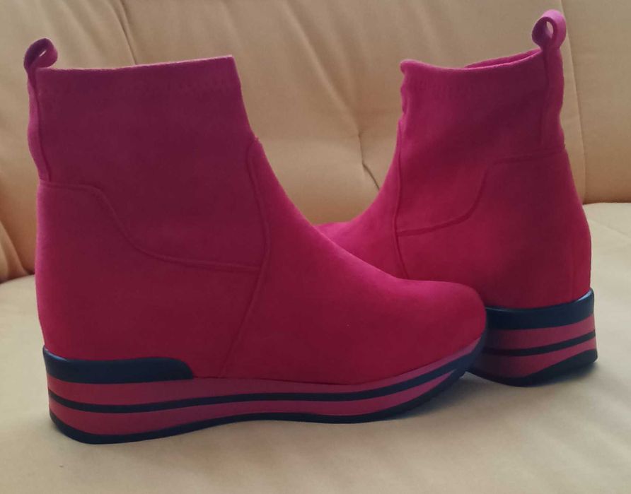 Красиви дамски боти на платформа 38-ми номер. Чисто нови.