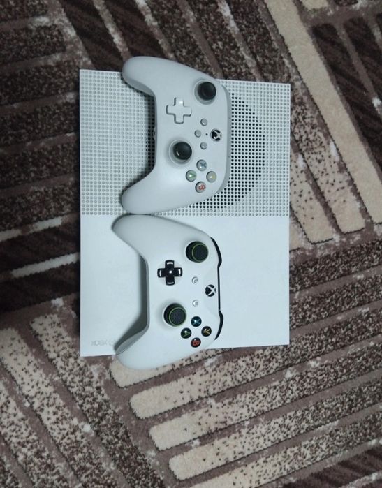 Xbox one + doua controllere