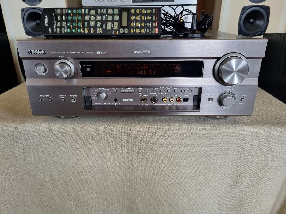 Receiver Yamaha RX-V2500. 130 watts/canal, 7.1. Impecabil.