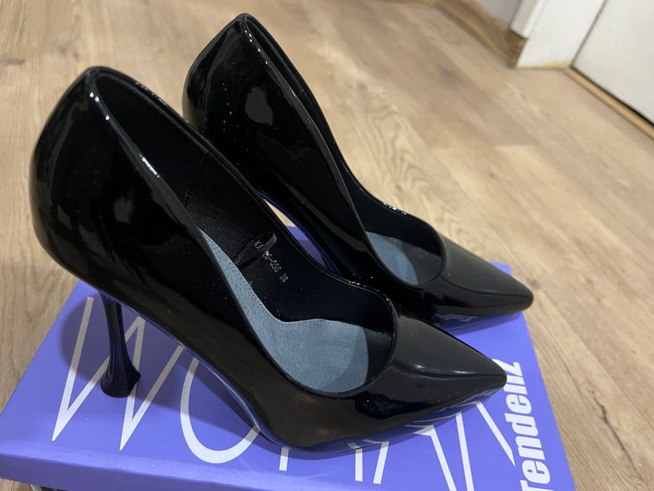 Дамски черни обувки на ток