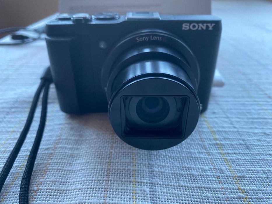 Продавам - компактна камера Sony DSC HX60- като нова!