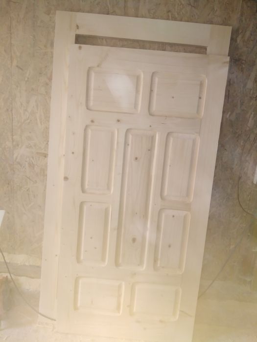 Usi din lemn de brad.