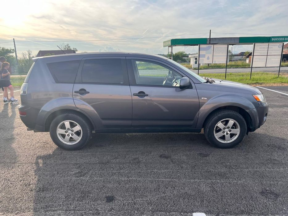 Vând mitsubishi outlander