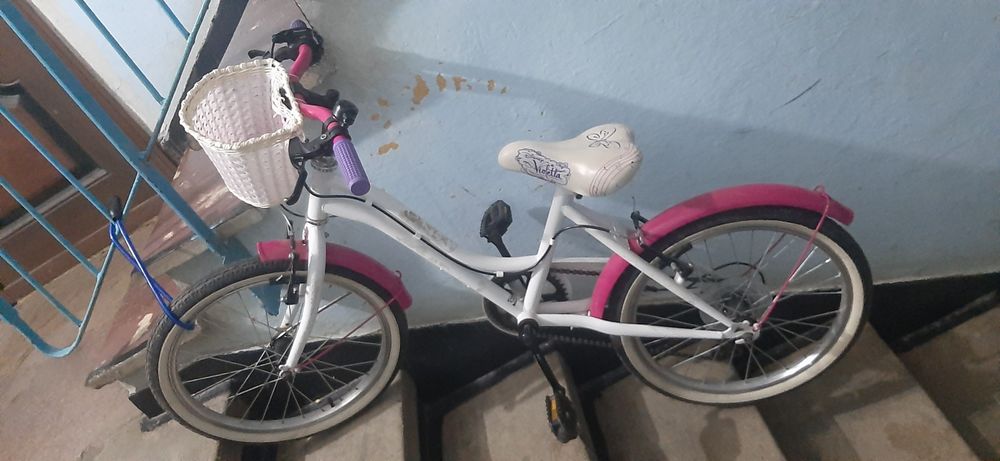 Aceasta este o bicicletă de fete Disney Violetta
