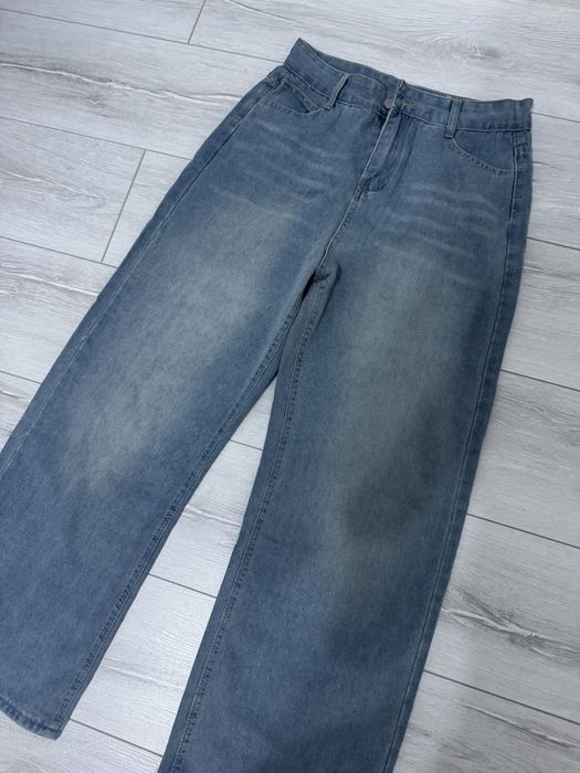 Женская одежда рубашка и джинсы