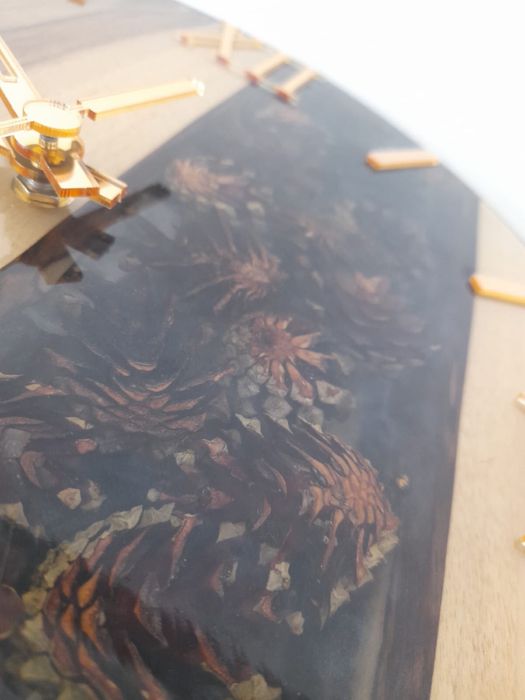 Ceas de perte din lemn de nuc cu conuri și rășină epoxidică