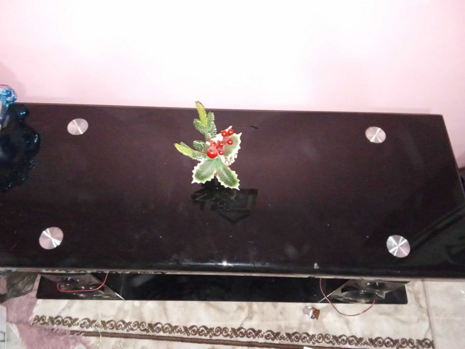 Маса с бултот колони