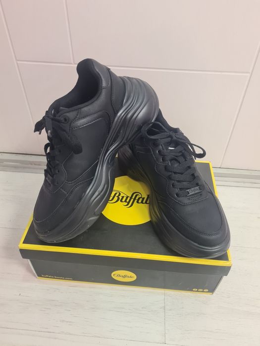Продавам маратонки buffalo
