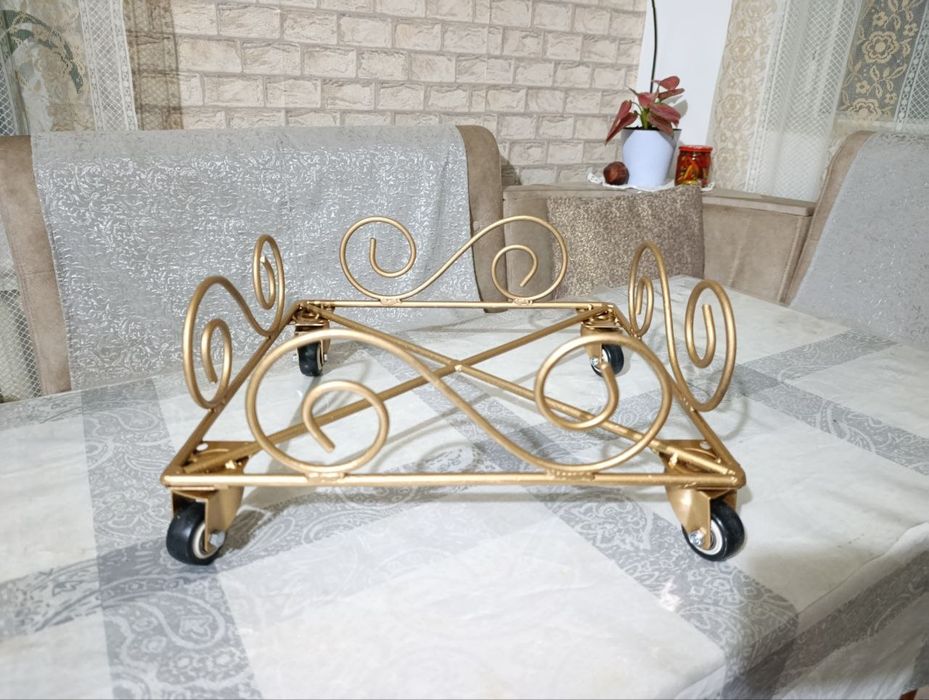 Металлические подставки под цветы.