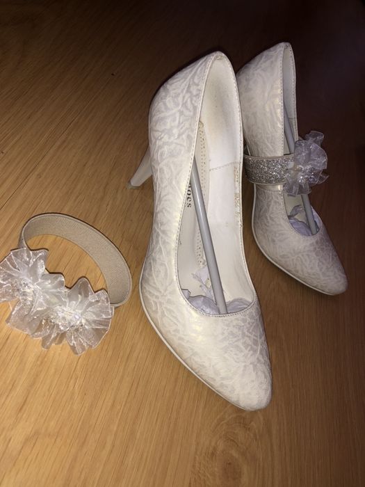 Продам белые туфли