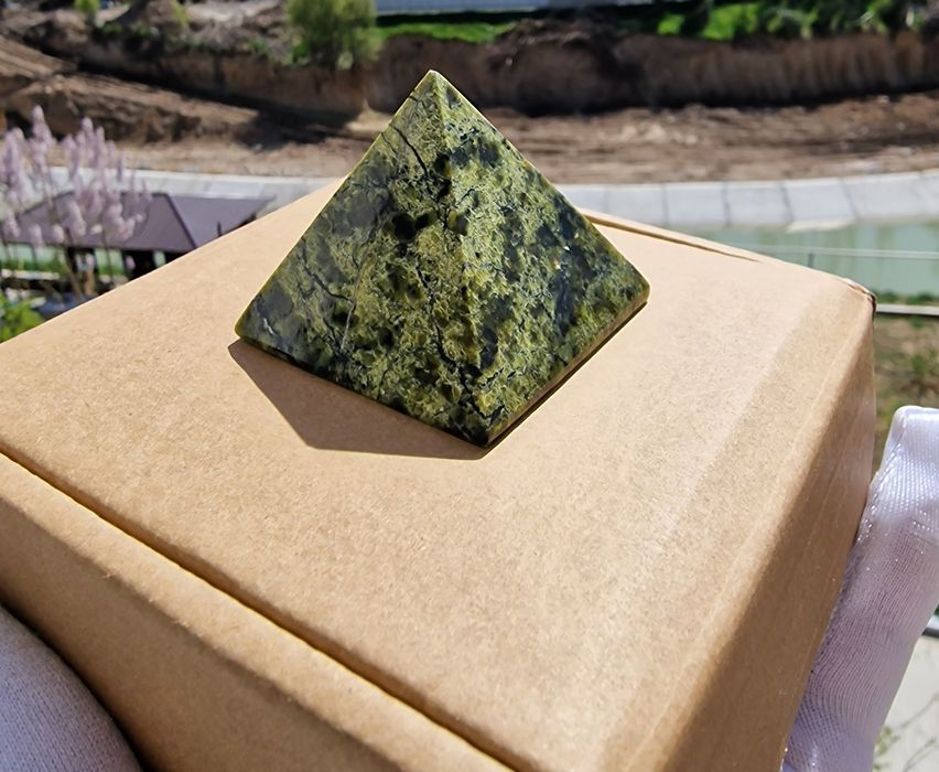 Пирамиды из натуральных камней.