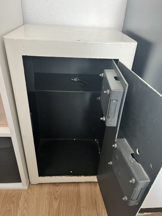 Сейф металлический