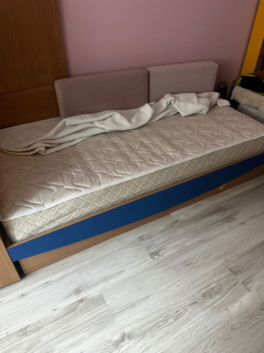 Двуетажно детско легло с матраци и гардероб