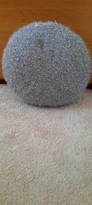 Perna decorativa argintie