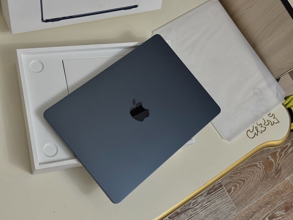 Aplle MacBook Air , 2025г, 16:Озу/ Процессор: M3