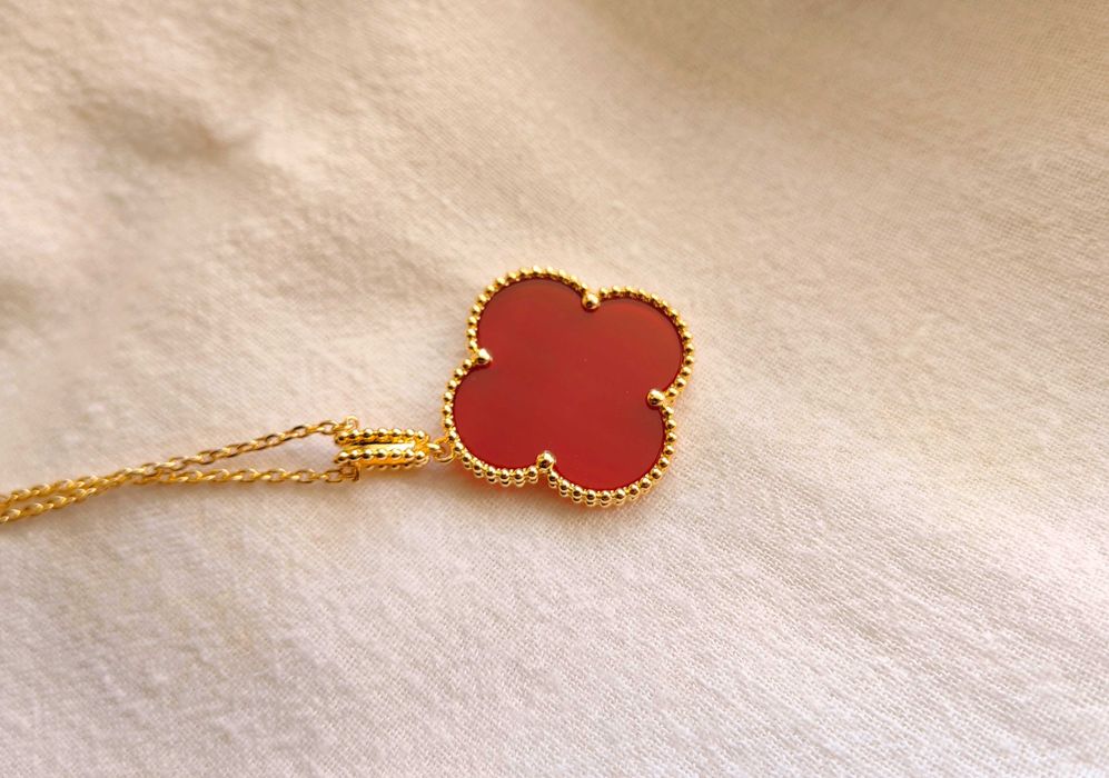 Дълго дамско колие с голяма детелина от червен карнелин, Van Cleef VCA