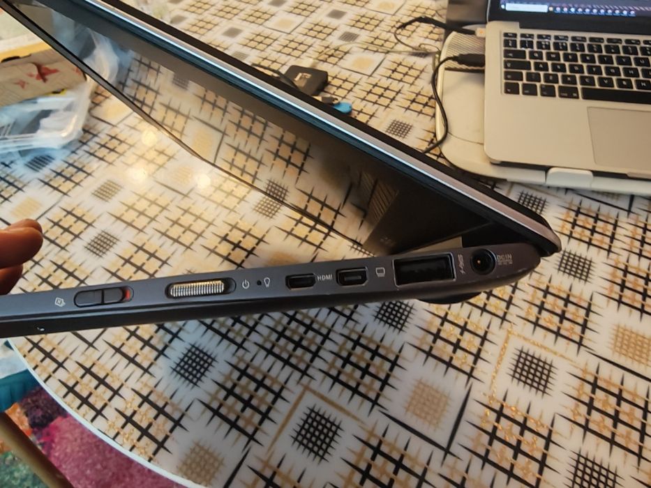 Laptop ASUS Taichi 31 i7, 4GB RAM, două ecrane, defect, fără SSD sau dezmembrez
