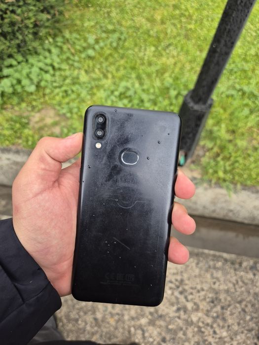 Samsung 10 S xolati yaxshi