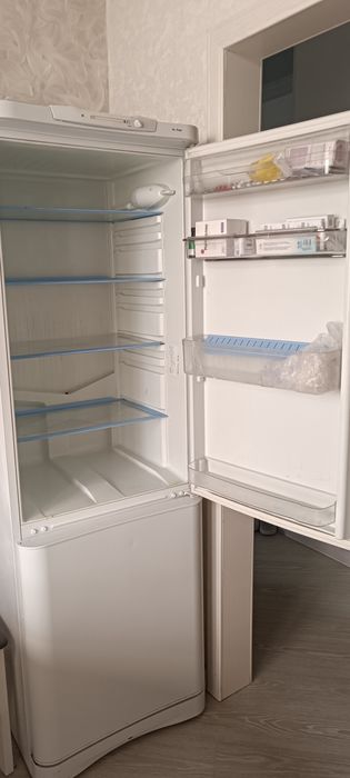 Холодильник indesit