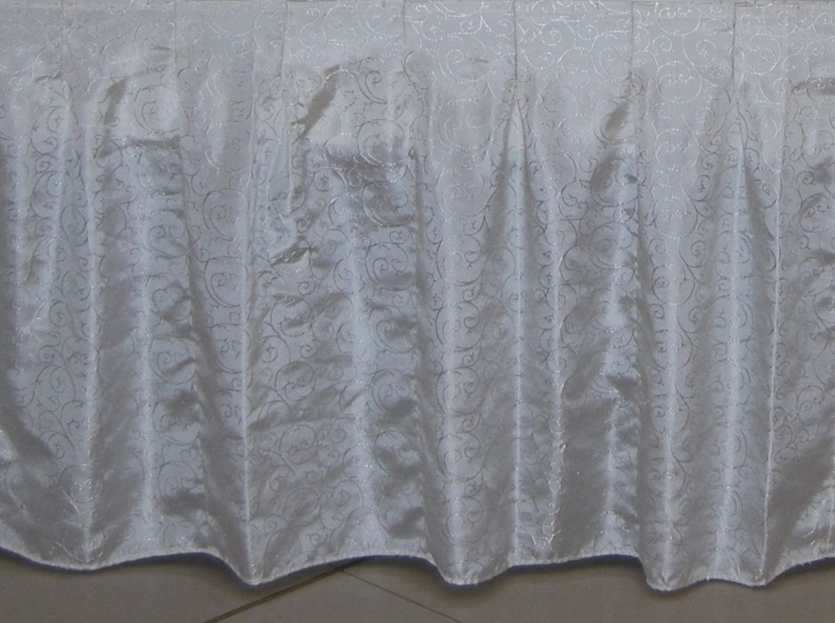 De vânzare eșarfe scaun + fuste si șervete din brocart