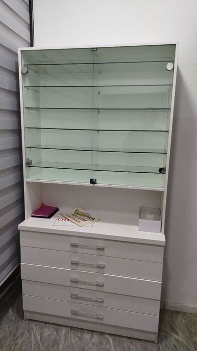 Витрина для торговых разных видов товаров.