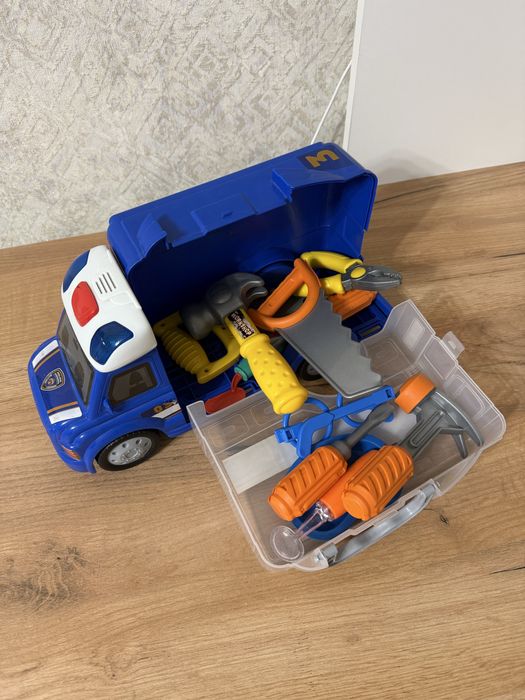 Игрушечная машина с инструментами и гараж