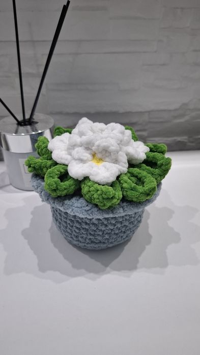 Ръчно плетена саксийка с цветя