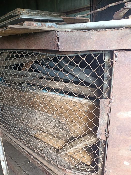 Срочно продам будку с закрывающимися дверьми.