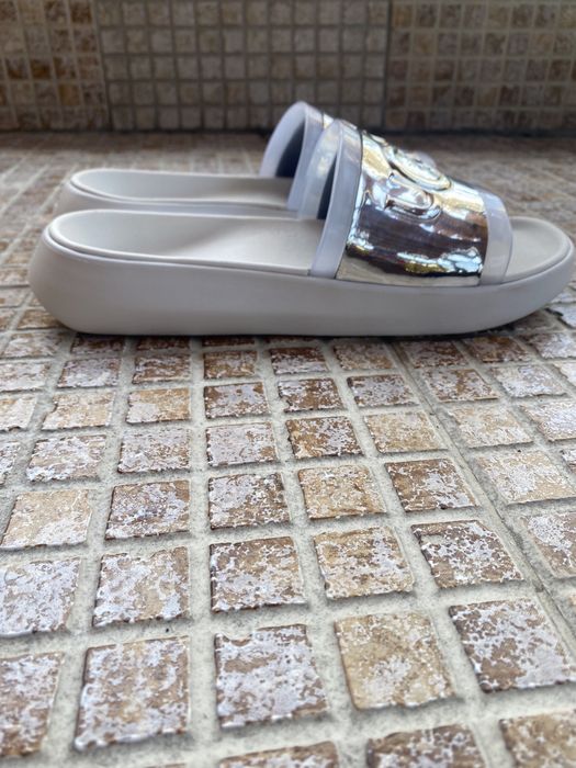 2 чифта UGG слайдери