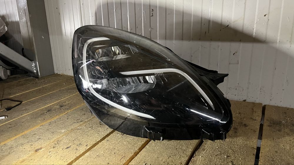 2 броя ляв и 1 брой десен фар Ford Puma