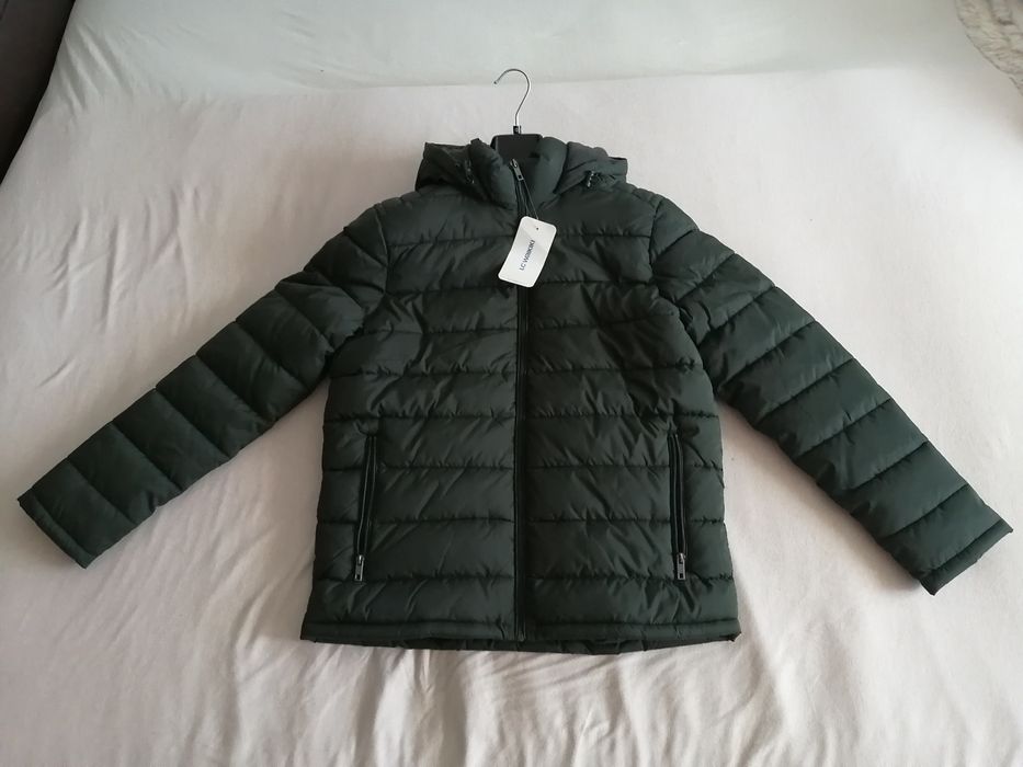 Geacă LC Waikiki W41066Z8 de iarnă matlasată, cu căptușeală și glugă, verde, nouă cu etichetă