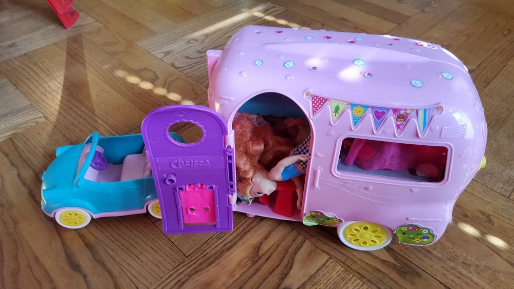 Манекен barbie + Краваната на Челси и  вила за домашни любимци BARBIE