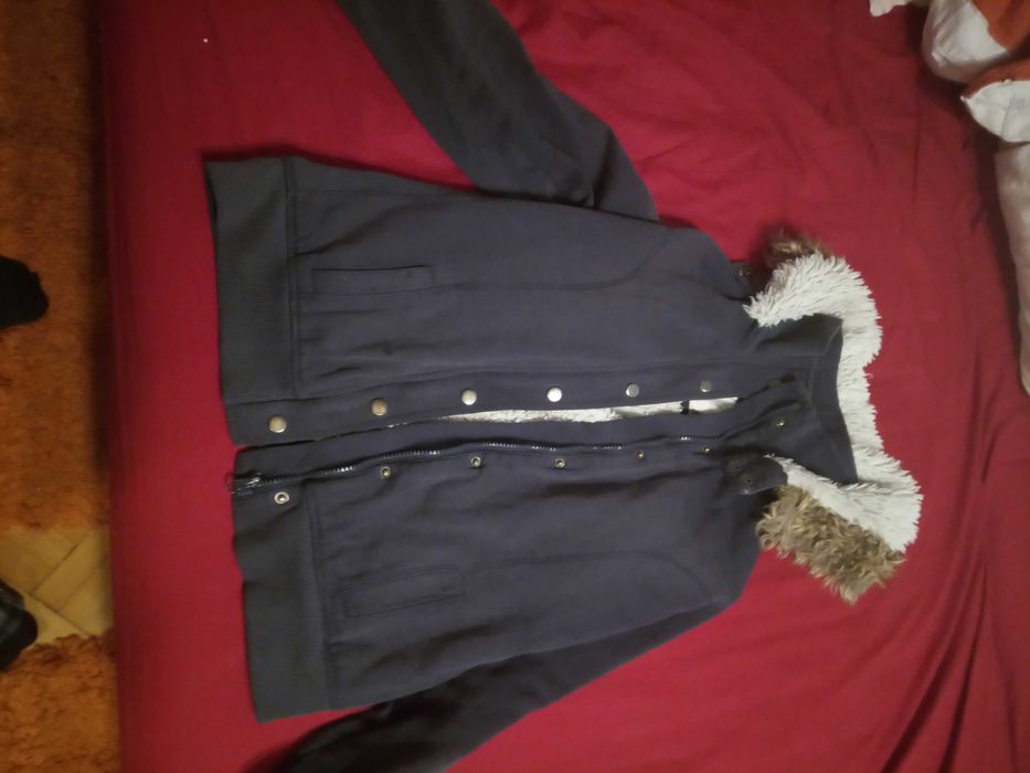 Geacă scurtă de damă material textil cu glugă, îmblănita