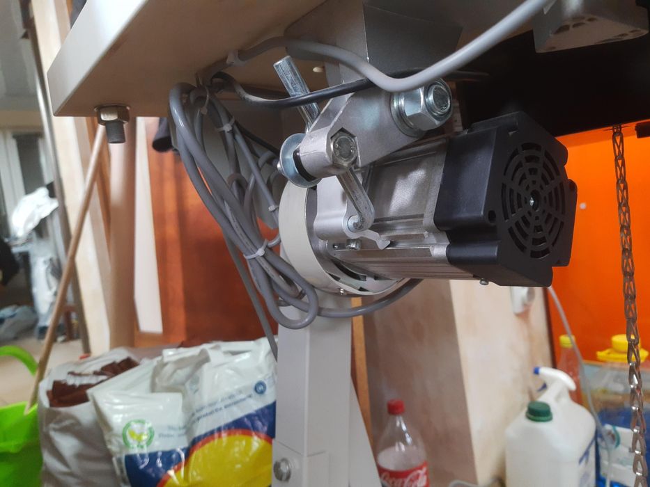 Продавам провесионална шевна машина двуигловка шевна машина